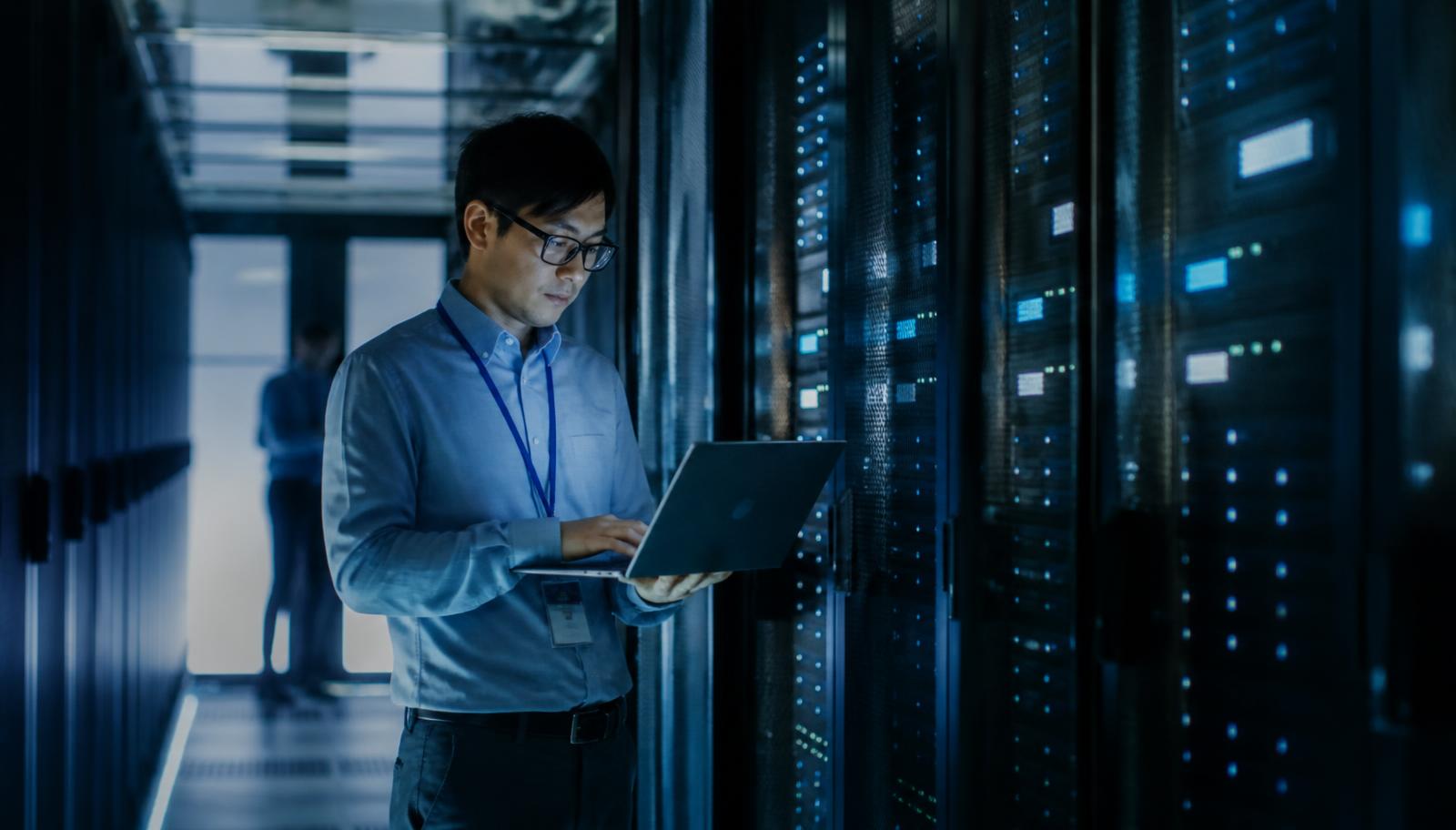 Serverrack med netværkskabler